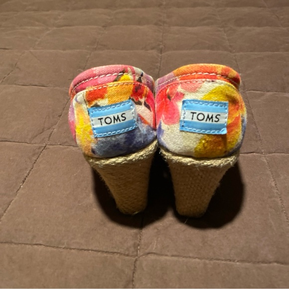 TOMS Womens Size 6.5 Red Floral Watercolor Peep Toe Slip-on Wedge Heels - Picture 2 of 5